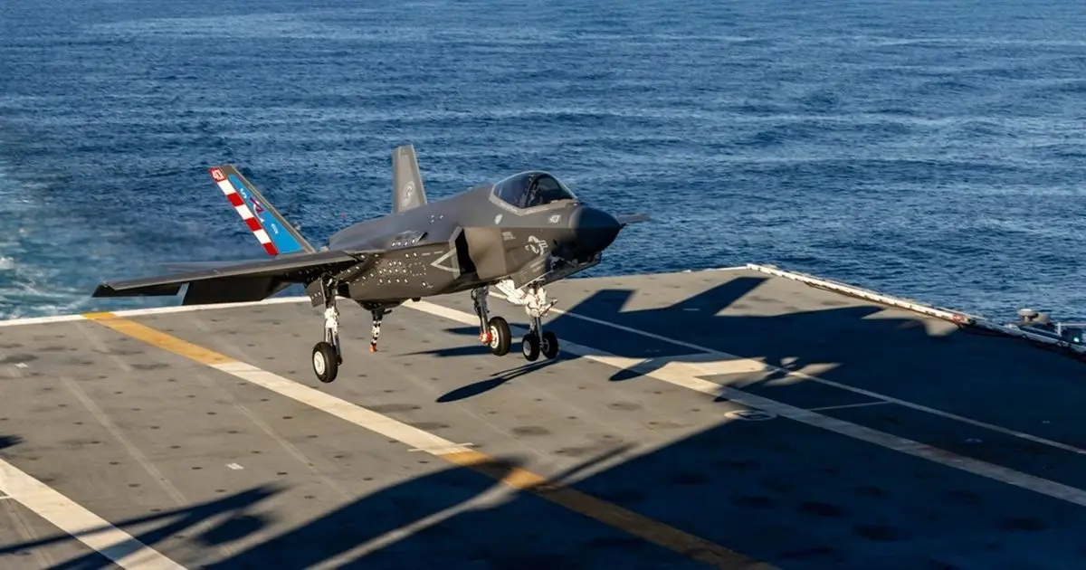 طائرة مقاتلة F-35C تهبط على حاملة أميركية من فئة Ford