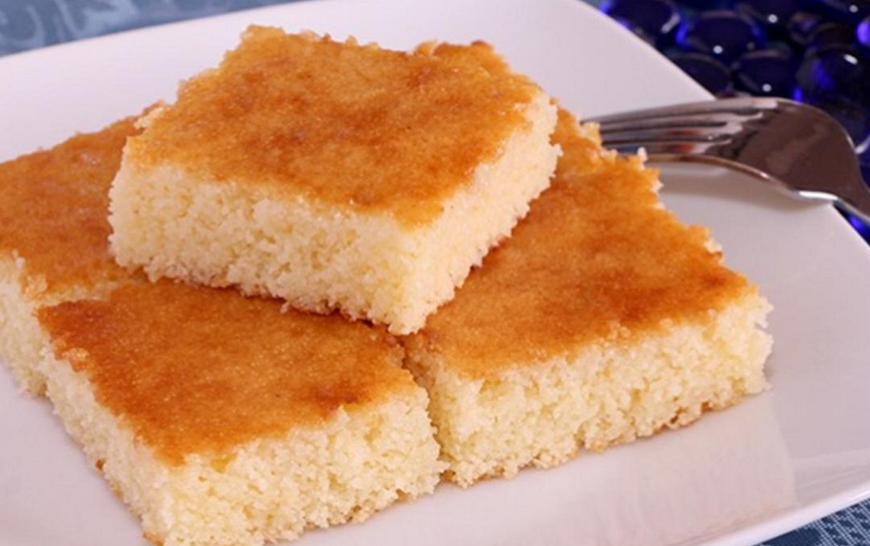 من حلاوتها مش هتبطلي تعمليها لأولادك.. طريقة عمل كيكة الرواني الاقتصادية الهشة في المنزل