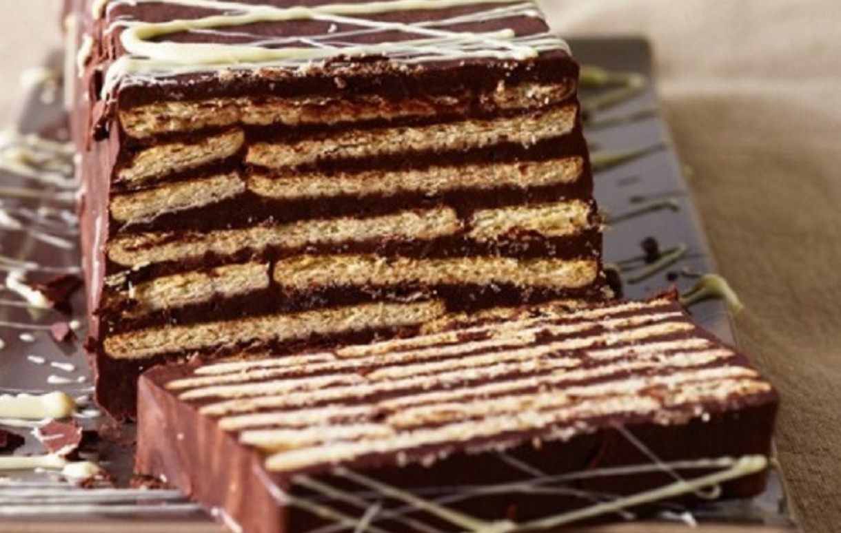 اعملي كيكة بدون فرن.. طريقة عمل كيكة بسكويت باردة بطعم الكابتشينو الشهية واللذيذة