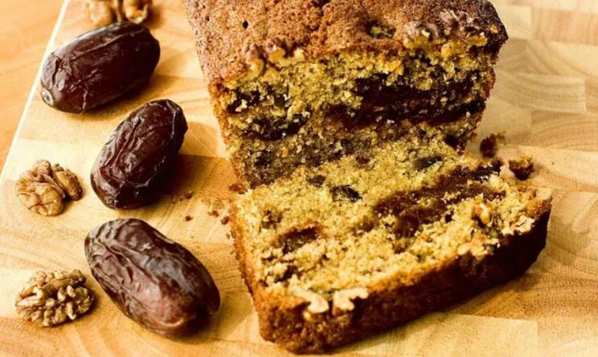 هتاكلي صوابعك وراها”.. طريقة عمل كيكة التمر الموفرة بأحلى طعم في المنزل حلويات اقتصادية وصحية لأولادك